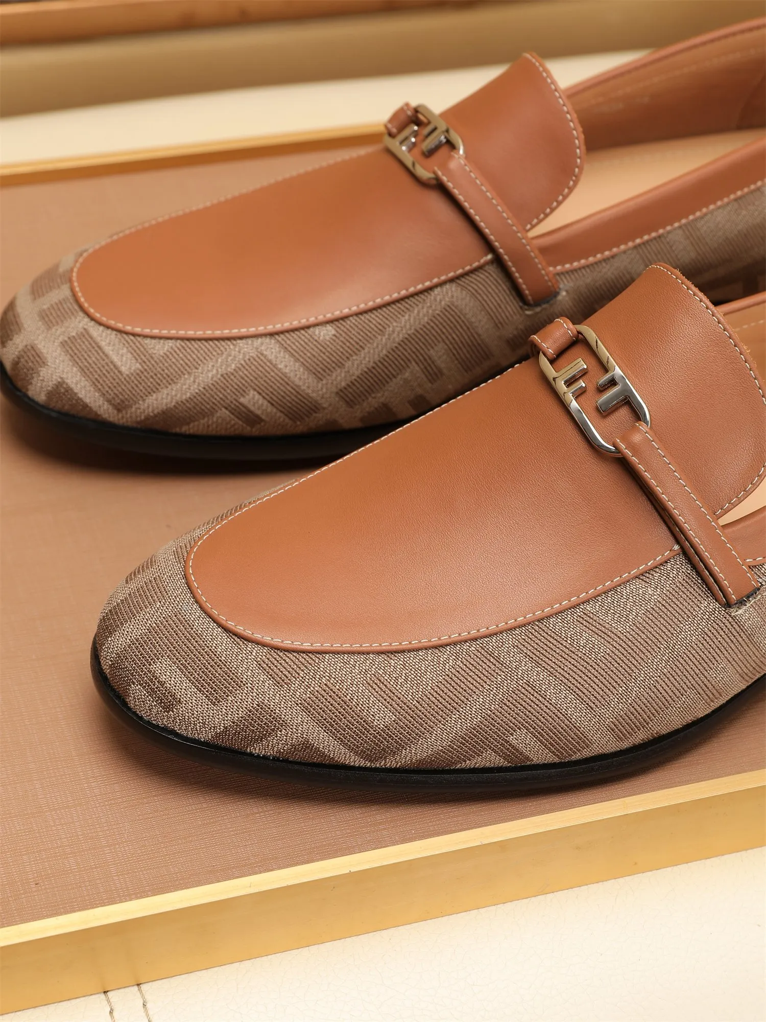 Men's shoes💰460 🕷🕷【FENDI】The latest men's formal leather shoes🇨🇳Classic series not to be missed💯The first layer is made of imported first-layer cowhide☘Original quality, the leather is smooth and delicate🎋Awesome version, perfect streamlined outline🍇Cowhide lining, size 38-44 (customized at 45.46)...